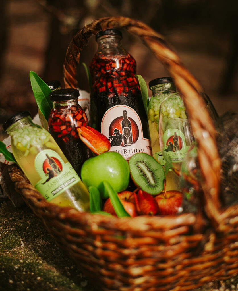 Canasta con frutas y botellas de sangridom